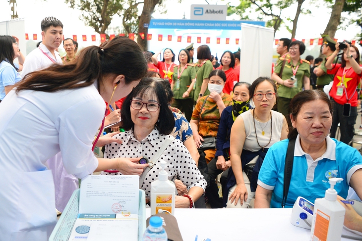Lực lượng Y tế Công an nhân dân triển khai khám sàng lọc tại Ngày Sức khỏe toàn dân 7/4- Ảnh 5.