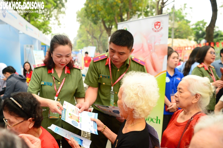 Lực lượng Y tế Công an nhân dân triển khai khám sàng lọc tại Ngày Sức khỏe toàn dân 7/4- Ảnh 8.