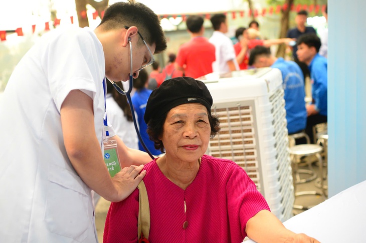 Đông đảo người dân được khám, tư vấn sức khỏe miễn phí tại Lễ mít tinh phát động Ngày Sức khỏe toàn dân- Ảnh 5.