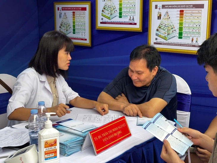 Đông đảo người dân được khám, tư vấn sức khỏe miễn phí tại Lễ mít tinh phát động Ngày Sức khỏe toàn dân- Ảnh 6.