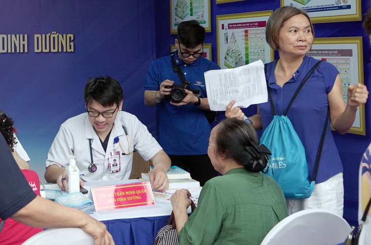 Đông đảo người dân được khám, tư vấn sức khỏe miễn phí tại Lễ mít tinh phát động Ngày Sức khỏe toàn dân- Ảnh 2.