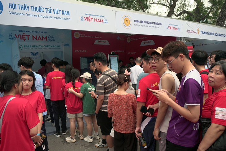 Đông đảo người dân được khám, tư vấn sức khỏe miễn phí tại Lễ mít tinh phát động Ngày Sức khỏe toàn dân- Ảnh 7.