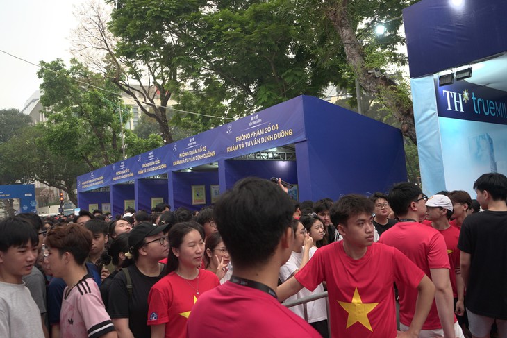 Đông đảo người dân được khám, tư vấn sức khỏe miễn phí tại Lễ mít tinh phát động Ngày Sức khỏe toàn dân- Ảnh 10.