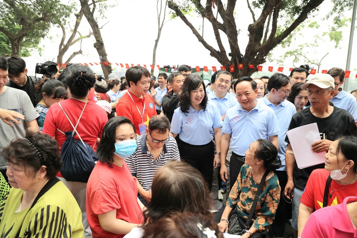 Đông đảo người dân được khám, tư vấn sức khỏe miễn phí tại Lễ mít tinh phát động Ngày Sức khỏe toàn dân- Ảnh 1.