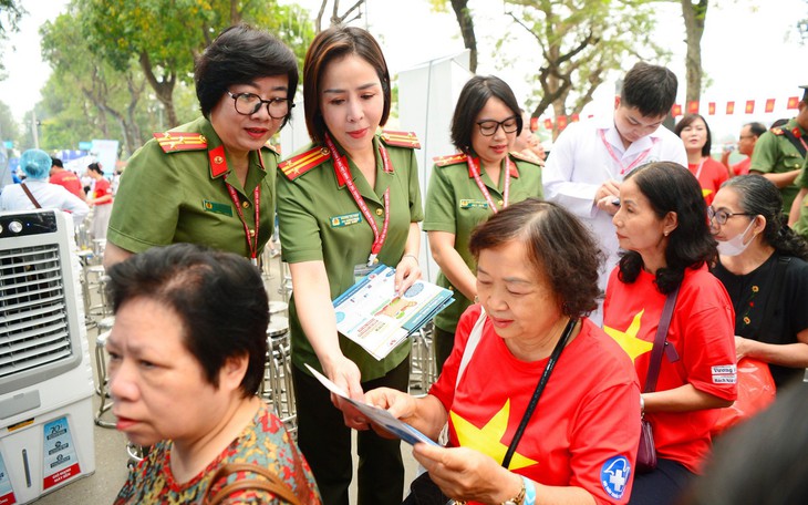 Những hình ảnh đẹp trong đêm nghệ thuật tái hiện 80 năm lực lượng An ninh nhân dân - Ảnh 1.