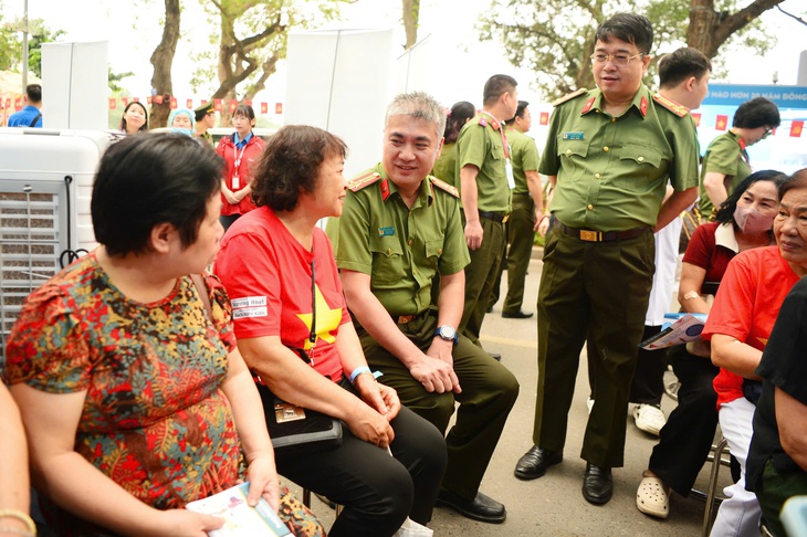 Lực lượng Y tế Công an nhân dân triển khai khám sàng lọc tại Ngày Sức khỏe toàn dân 7/4- Ảnh 10.