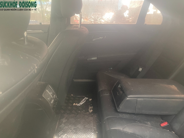 Hà Nội: Cận cảnh Mercedes S63 'nằm im' một thập kỷ, công an đang tìm chủ nhân- Ảnh 9.