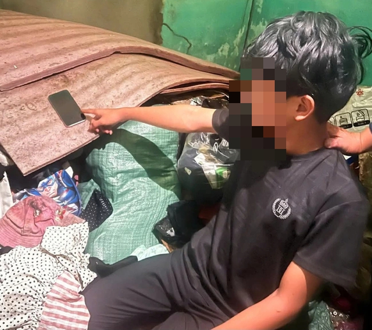 Đà Nẵng: Nhóm thiếu niên dùng xà beng trộm 5 iPhone tại cửa hàng điện thoại- Ảnh 1.