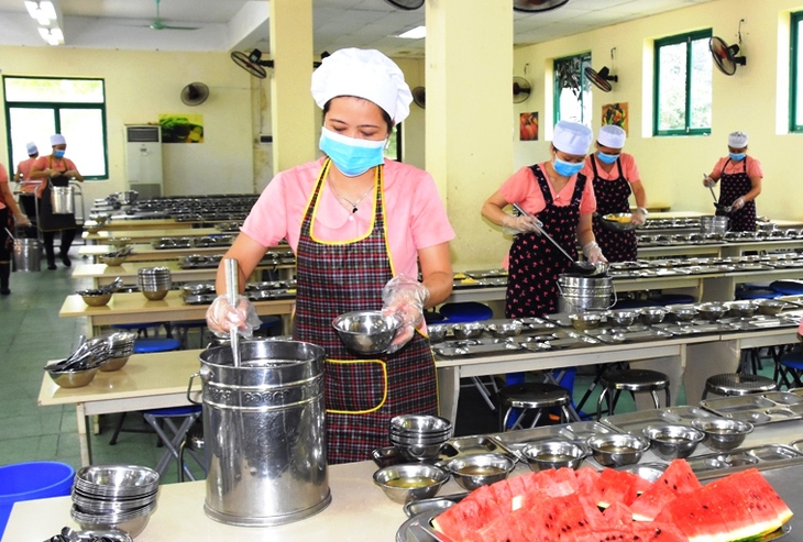 Thịt lợn bệnh vào bếp ăn trường học nguy hiểm thế nào?- Ảnh 1.