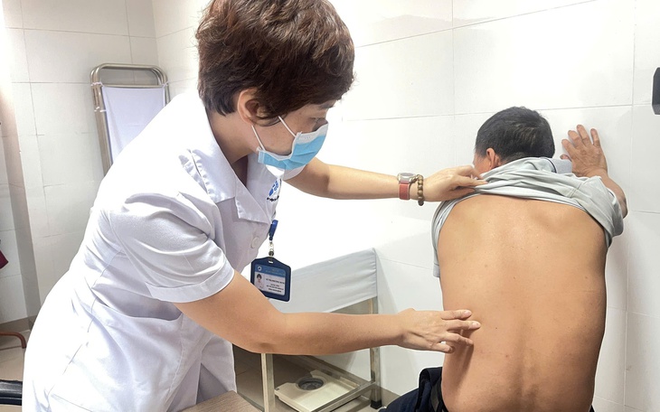 Mới nắng đầu mùa, nhiều người đã mắc bệnh da liễu, bác sĩ chỉ cách phòng tránh