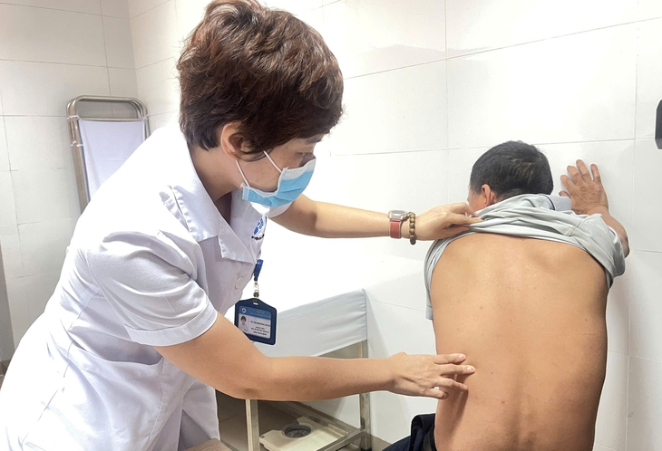Mới nắng đầu mùa, nhiều người đã mắc bệnh da liễu, bác sĩ chỉ cách phòng tránh- Ảnh 1.