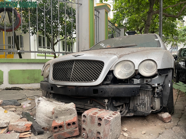 Loạt xe sang bị 'bỏ quên' trên vỉa hè Hà Nội: Từ Mercedes S63 đến Bentley- Ảnh 5.