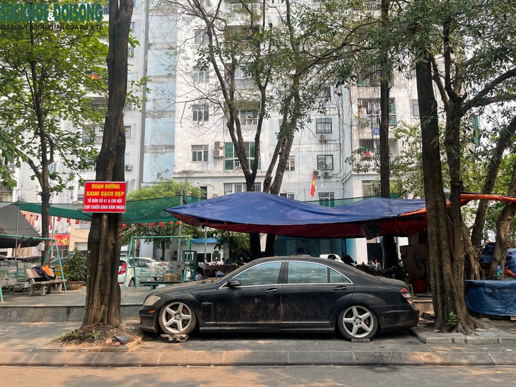 Loạt xe sang bị 'bỏ quên' trên vỉa hè Hà Nội: Từ Mercedes S63 đến Bentley- Ảnh 6.