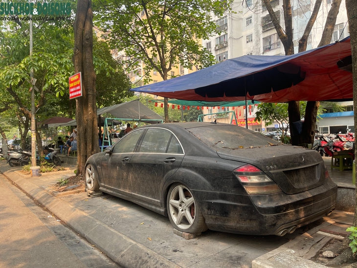 Loạt xe sang bị 'bỏ quên' trên vỉa hè Hà Nội: Từ Mercedes S63 đến Bentley- Ảnh 7.