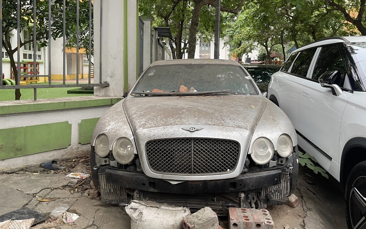 Loạt xe sang bị "bỏ quên" trên vỉa hè Hà Nội: Từ Mercedes S63 đến Bentley