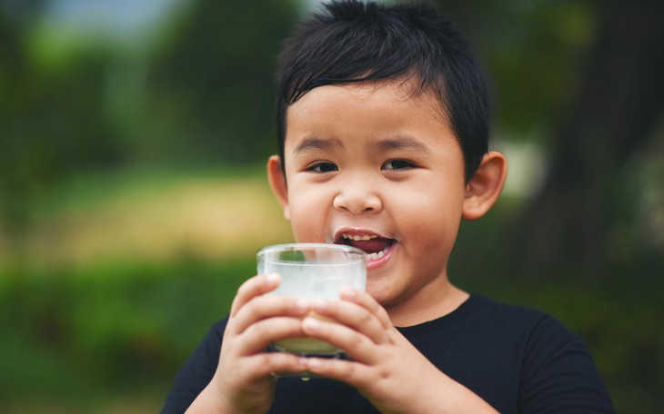Cho con uống sữa hạt thay sữa bò: Coi chừng trẻ bị hụt hơi chiều cao  - Ảnh 1.
