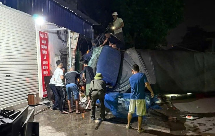 Công an Hải Phòng cứu 2 nạn nhân mắc kẹt trong cabin ô tô đâm vào tường nhà dân lúc rạng sáng- Ảnh 1.