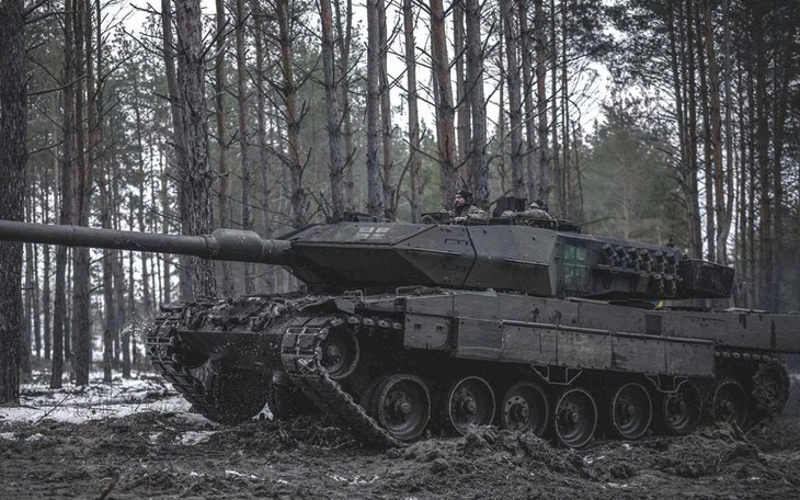 Xe tăng Leopard 1A5 Ukraine vẫn 'sống khỏe' sau hơn 50 đòn tấn công từ UAV Nga- Ảnh 2.