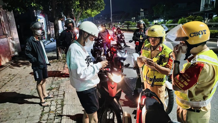 Xuyên đêm tuần tra, giữ bình yên phố phường xứ Huế dịp nghỉ lễ- Ảnh 1.