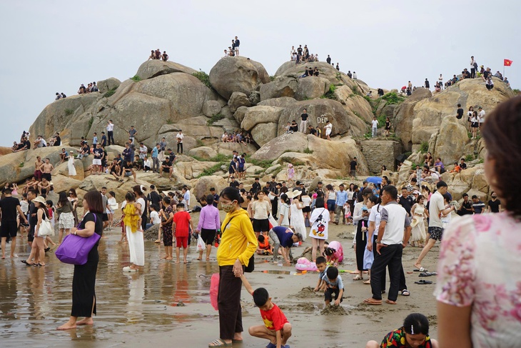 Biển người ‘ken đặc’ Sầm Sơn- Ảnh 3.