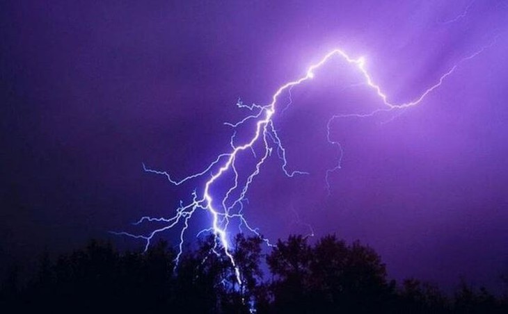 Người đàn ông bị sét đánh tử vong khi đang cưa cây
