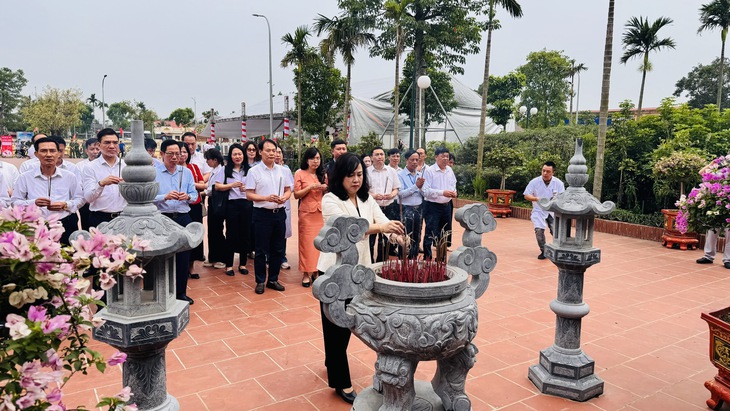 Bộ trưởng Đào Hồng Lan dự chương trình khám bệnh miễn phí 'Vì một Việt Nam khỏe mạnh hơn 2026' tại Hải Phòng- Ảnh 1.
