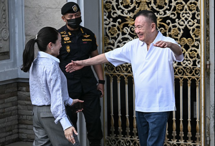 Cựu Thủ tướng Thái Lan Thaksin ra tù trước thời hạn- Ảnh 2. Cựu Thủ tướng Thái Lan Thaksin ra tù trước thời hạn- Ảnh 2.