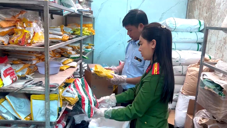 Liên tiếp phát hiện, xử lý nhiều vụ vi phạm an toàn thực phẩm ở Thanh Hóa- Ảnh 4. Liên tiếp phát hiện, xử lý nhiều vụ vi phạm an toàn thực phẩm ở Thanh Hóa- Ảnh 4.