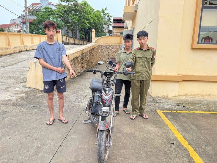 Bắt nhanh nhóm thiếu niên dùng vũ lực, cướp đèn xe đạp điện- Ảnh 1. Bắt nhanh nhóm thiếu niên dùng vũ lực, cướp đèn xe đạp điện- Ảnh 1.