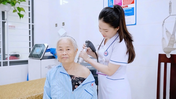 Điều dưỡng Bệnh viện YHCT Nghệ An: Những ‘mắt xích’ thầm lặng giữ lửa nghề- Ảnh 2. Điều dưỡng Bệnh viện YHCT Nghệ An: Những ‘mắt xích’ thầm lặng giữ lửa nghề- Ảnh 2.