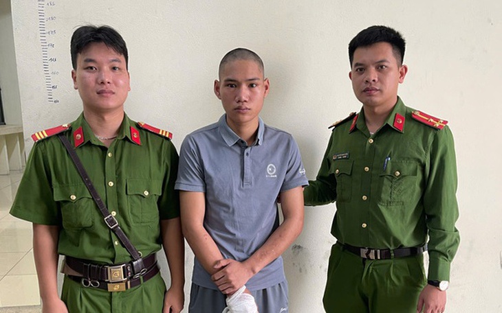 Thanh niên say rượu, cầm dao dọa chém người đi đường
