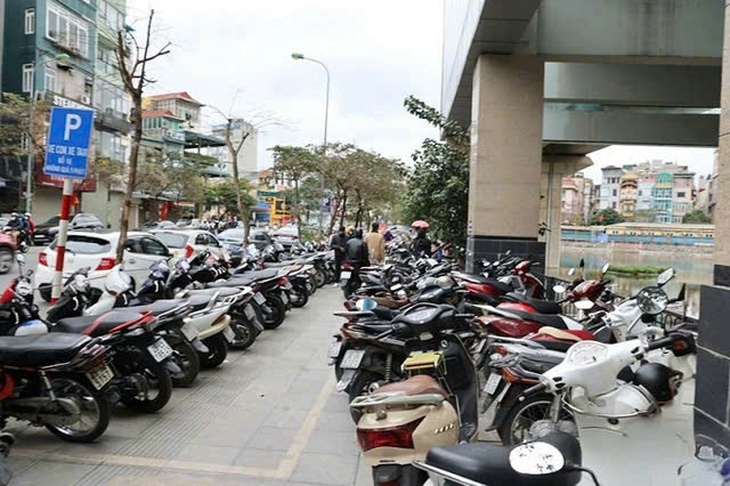 Hà Nội chính thức tăng phí sử dụng vỉa hè để trông xe - Ảnh 2. Hà Nội chính thức tăng phí sử dụng vỉa hè để trông xe - Ảnh 2.