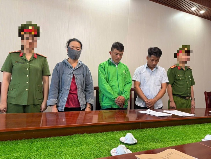Các đối tượng (từ trái sang phải) gồm: Lê Thị Kim Trang, Trần Thanh Hùng, Võ Thanh Tùng. Ảnh: CAKH Các đối tượng (từ trái sang phải) gồm: Lê Thị Kim Trang, Trần Thanh Hùng, Võ Thanh Tùng. Ảnh: CAKH