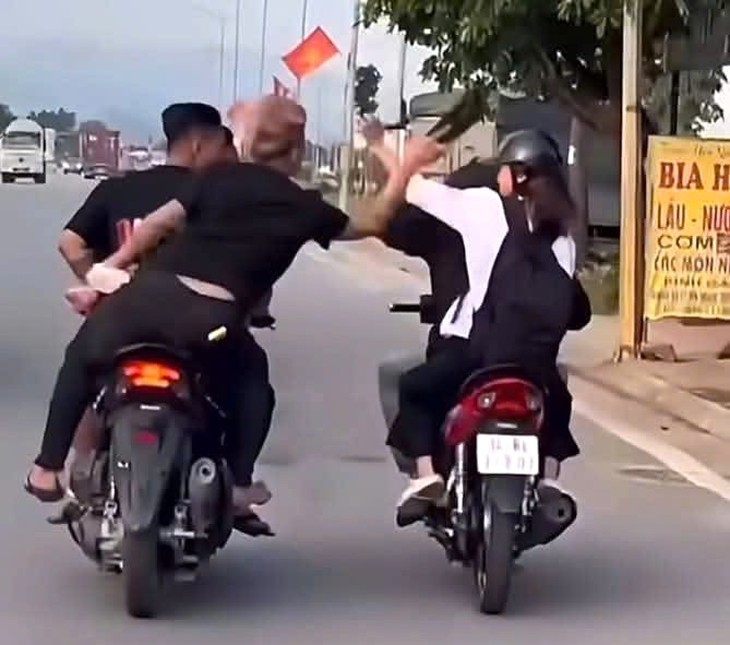 Bức xúc clip nhóm thanh niên 'kẹp 3' vi phạm hàng loạt lỗi, cầm dép đánh người đi đường- Ảnh 1. Bức xúc clip nhóm thanh niên 'kẹp 3' vi phạm hàng loạt lỗi, cầm dép đánh người đi đường- Ảnh 1.
