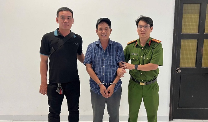 Bắt đối tượng truy nã đặc biệt sau nhiều năm lẩn trốn dưới vỏ bọc buôn hải sản- Ảnh 1. Bắt đối tượng truy nã đặc biệt sau nhiều năm lẩn trốn dưới vỏ bọc buôn hải sản- Ảnh 1.