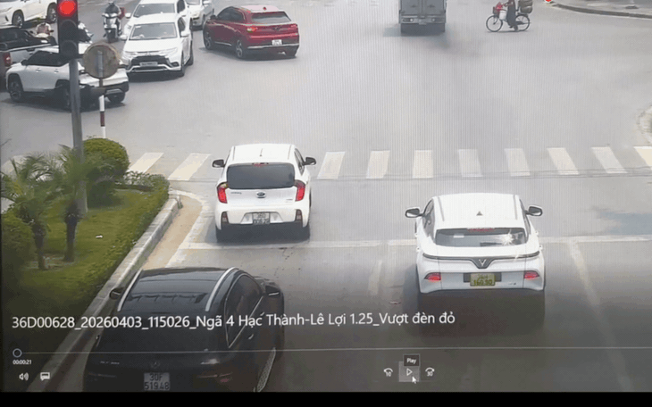 Quay đầu xe ở phần đường dành cho người đi bộ qua đường có bị phạt tiền không?- Ảnh 2.