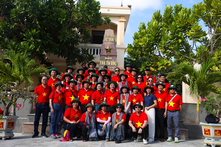 Thứ trưởng Trần Văn Thuấn: Sự cống hiến của cán bộ y tế ở Trường Sa là nguồn nội lực mạnh mẽ để phát triển hệ thống y tế biển đảo- Ảnh 10. Thứ trưởng Trần Văn Thuấn: Sự cống hiến của cán bộ y tế ở Trường Sa là nguồn nội lực mạnh mẽ để phát triển hệ thống y tế biển đảo- Ảnh 10.