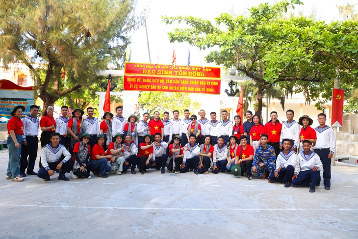 Thứ trưởng Trần Văn Thuấn: Sự cống hiến của cán bộ y tế ở Trường Sa là nguồn nội lực mạnh mẽ để phát triển hệ thống y tế biển đảo- Ảnh 13. Thứ trưởng Trần Văn Thuấn: Sự cống hiến của cán bộ y tế ở Trường Sa là nguồn nội lực mạnh mẽ để phát triển hệ thống y tế biển đảo- Ảnh 13.