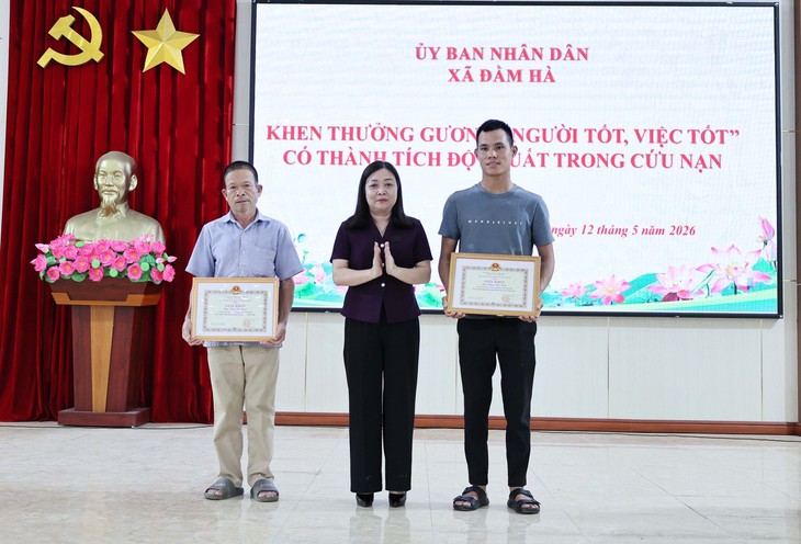 Khen thưởng 2 người cứu bé trai 10 tuổi đuối nước dưới ao- Ảnh 1. Khen thưởng 2 người cứu bé trai 10 tuổi đuối nước dưới ao- Ảnh 1.