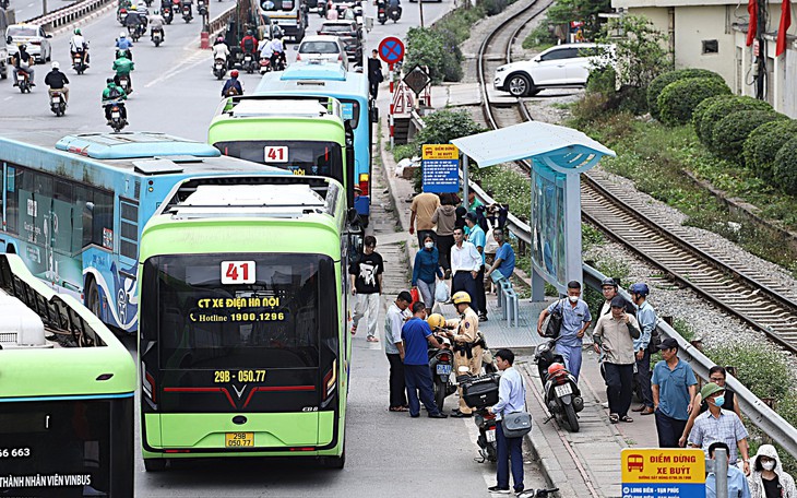 Bất ngờ lý do xe Mercedes chặn đầu phương tiện khác trên cao tốc Nội Bài - Lào Cai- Ảnh 1.