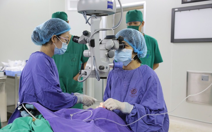 Lần đầu tiên ghép giác mạc từ người hiến chết não tại BVĐK Quảng Ninh