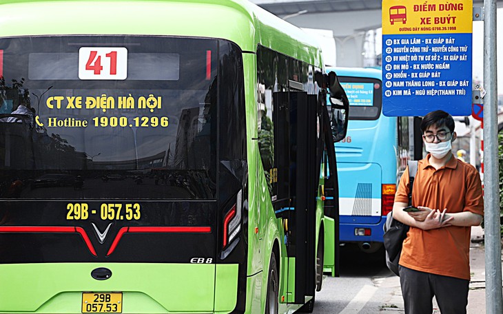 Đang chạy dưới ga Văn Khê, xe buýt BRT bất ngờ bị vật liệu rơi trúng- Ảnh 1.