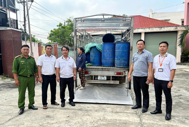 Phát hiện hàng tấn lợn chết đang phân hủy, bốc mùi trên đường đi tiêu thụ ở TPHCM- Ảnh 2. Phát hiện hàng tấn lợn chết đang phân hủy, bốc mùi trên đường đi tiêu thụ ở TPHCM- Ảnh 2.