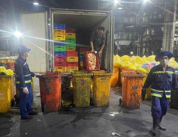 Phát hiện hàng tấn lợn chết đang phân hủy, bốc mùi trên đường đi tiêu thụ ở TPHCM- Ảnh 5. Phát hiện hàng tấn lợn chết đang phân hủy, bốc mùi trên đường đi tiêu thụ ở TPHCM- Ảnh 5.