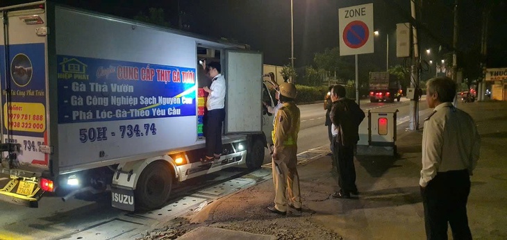 Phát hiện hàng tấn lợn chết đang phân hủy, bốc mùi trên đường đi tiêu thụ ở TPHCM- Ảnh 6. Phát hiện hàng tấn lợn chết đang phân hủy, bốc mùi trên đường đi tiêu thụ ở TPHCM- Ảnh 6.