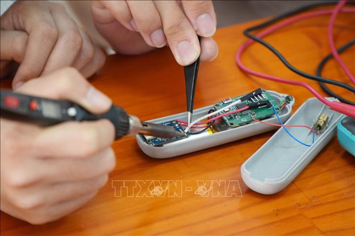 Nhóm học sinh Đồng Nai thiết kế thiết bị giúp xác định chính xác huyệt đạo- Ảnh 2. Nhóm học sinh Đồng Nai thiết kế thiết bị giúp xác định chính xác huyệt đạo- Ảnh 2.