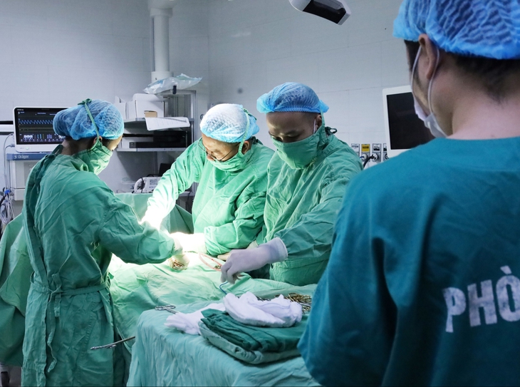 Cấp cứu thành công sản phụ vỡ ối tại nhà, ngôi ngang, rau tiền đạo nguy kịch- Ảnh 1. Cấp cứu thành công sản phụ vỡ ối tại nhà, ngôi ngang, rau tiền đạo nguy kịch- Ảnh 1.