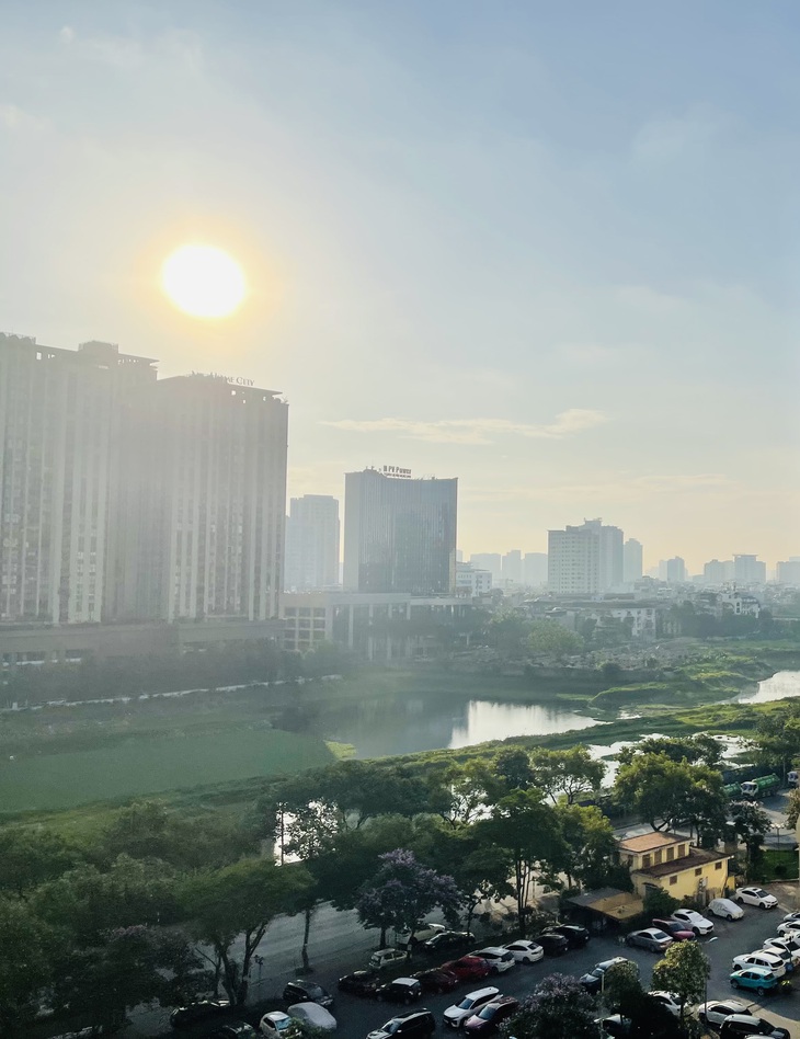 Ngày cuối nắng nóng gay gắt ở miền Bắc trước khi chuyển mưa dông- Ảnh 1.