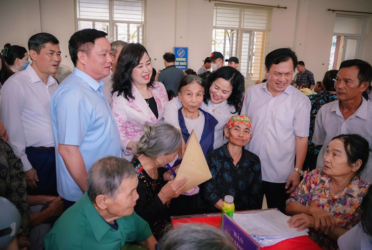 Hơn 15.000 người dân Nghệ An được khám sức khỏe miễn phí trong ngày đầu ra quân- Ảnh 1.