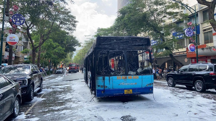 Hà Nội: Cháy xe buýt trên phố Lý Thường Kiệt, hành khách kịp thoát thân- Ảnh 2.